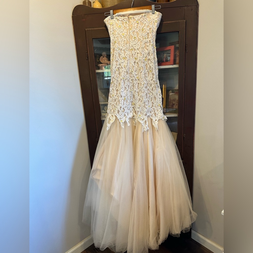 Renaissance Collection Sleeveless Lace & Beaded Top Ballgown Size 2 - Picture 2 of 7